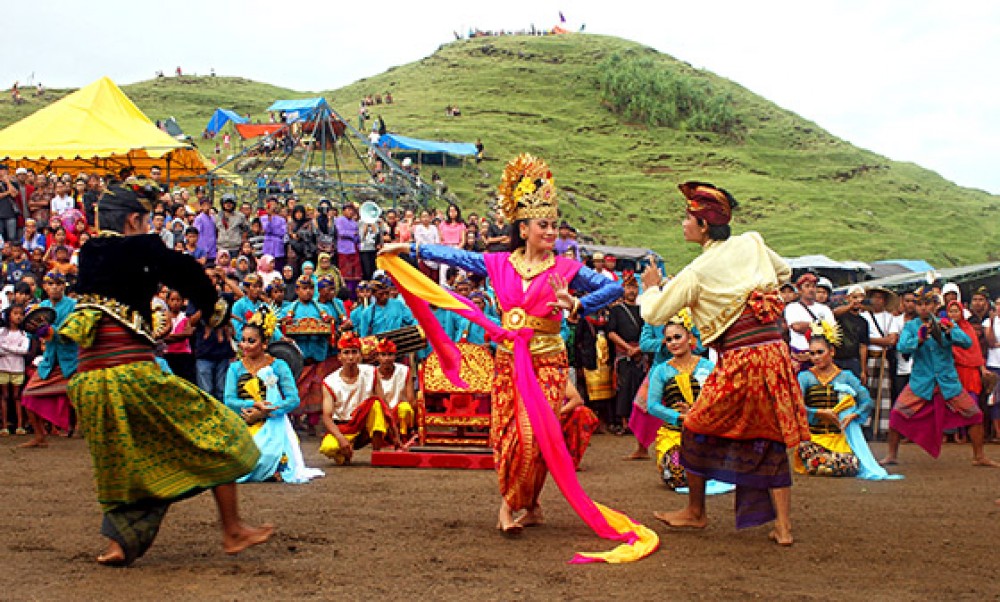 Festival bau nyale adalah tradisi khas daerah
