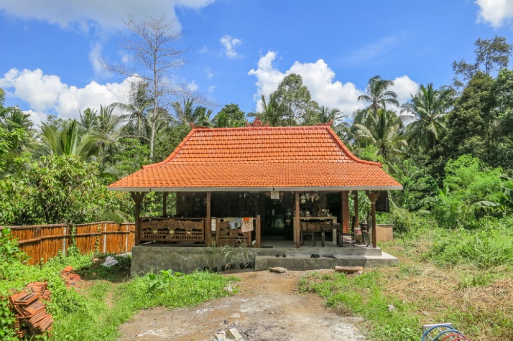 Traditional wooden villa with spacious land for sale in Tabanan Kibarer Property