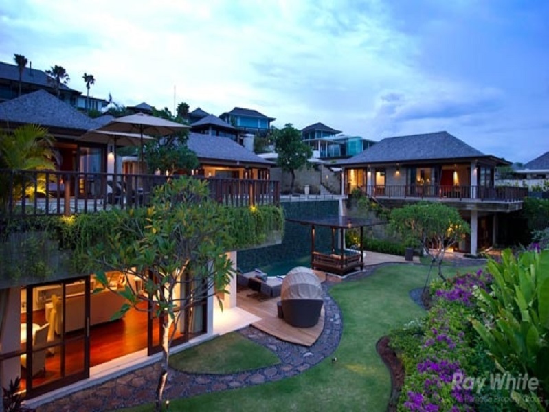 Luxurious 5 Bedrooms Freehold Real Estate With Panoramic Ocean Views