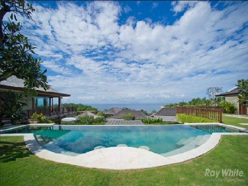 Luxurious 5 Bedrooms Freehold Real Estate With Panoramic Ocean Views
