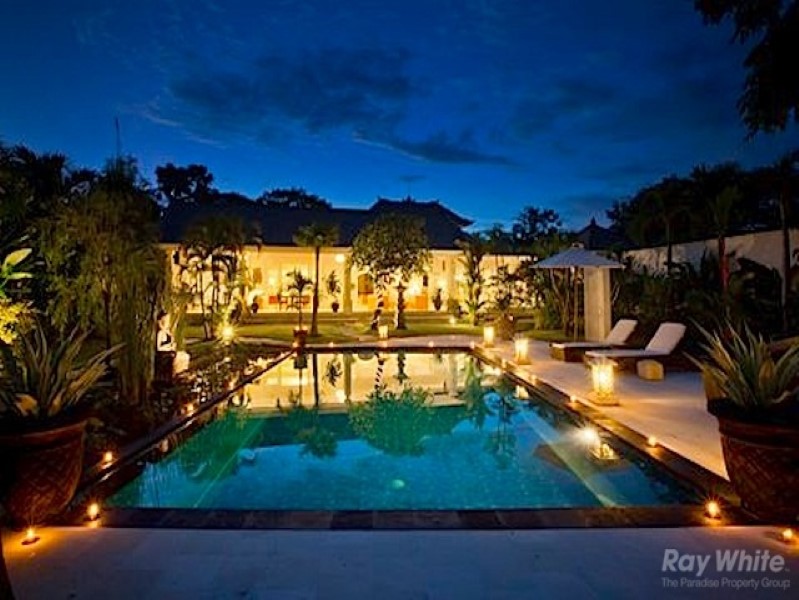 Luxurious Five Bedrooms Freehold Villa for Sale in Canggu