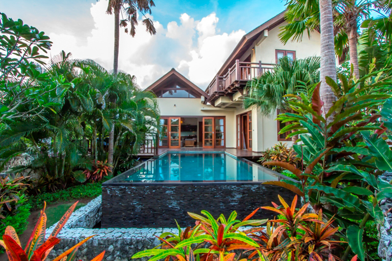 Freehold Villa for Sale With Access to Private Beach in Bukit