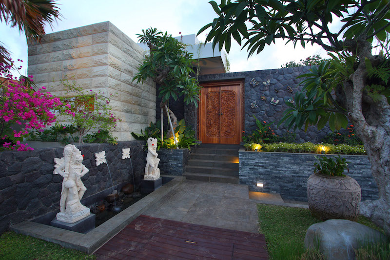 Stunningly Luxurious 3 Bedrooms Freehold Real Estate For Sale in Nusa Dua