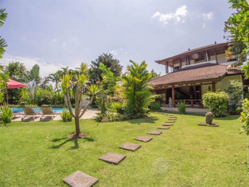 Villa kontemporer dan elegan di Berawa, Canggu