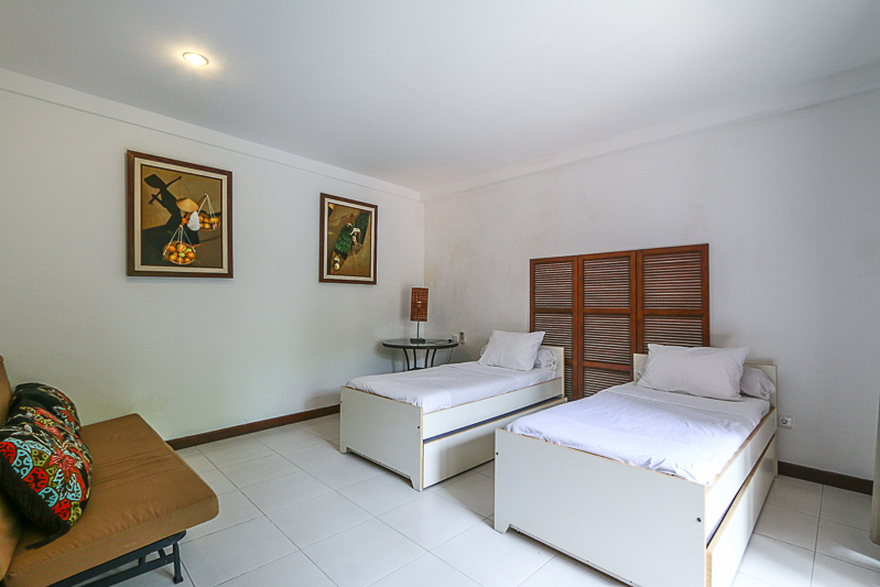 Dua tingkat villa yang nyaman untuk dijual di daerah damai Canggu