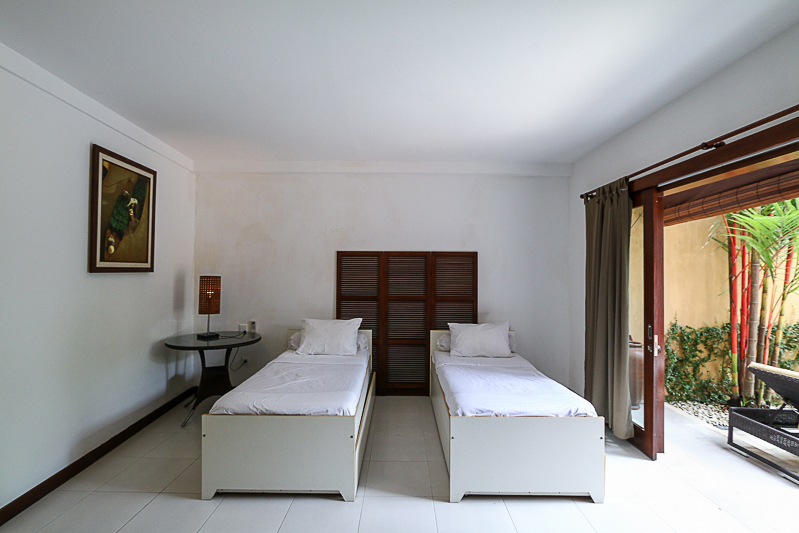 Dua tingkat villa yang nyaman untuk dijual di daerah damai Canggu