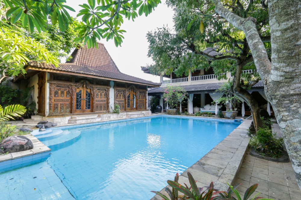 "Villa Joglo Jawa Unik di Seminyak