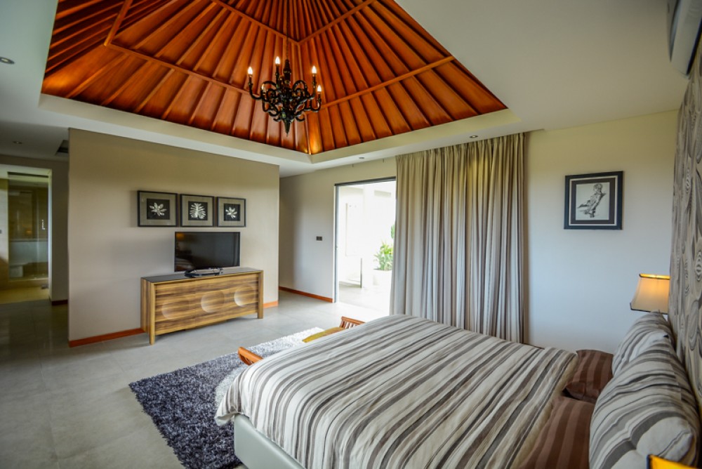 "Villa elegan dan bertingkat di Canggu