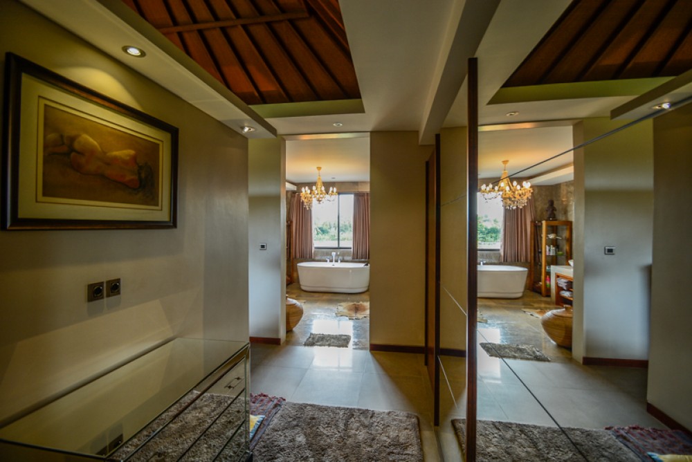 "Villa elegan dan bertingkat di Canggu