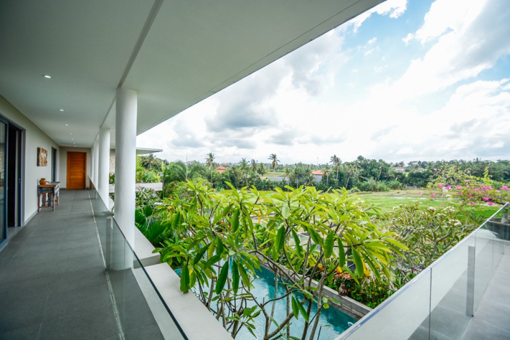 "Villa elegan dan bertingkat di Canggu