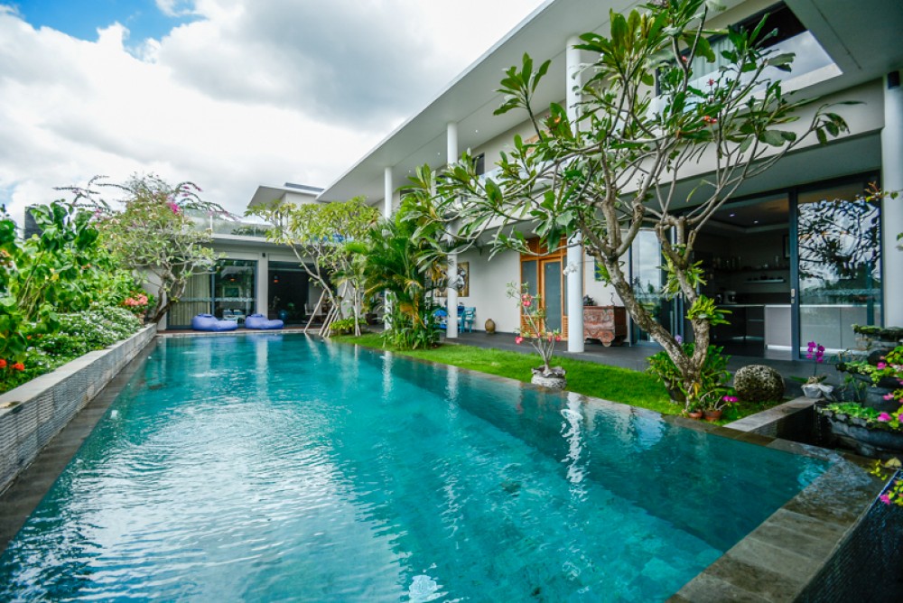 "Villa elegan dan bertingkat di Canggu