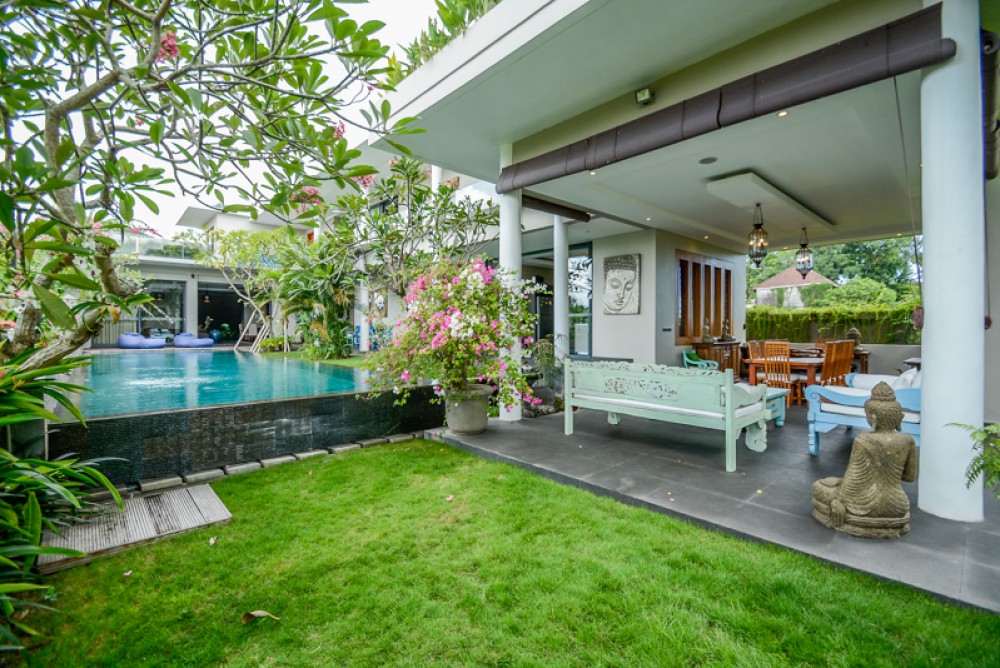 "Villa elegan dan bertingkat di Canggu