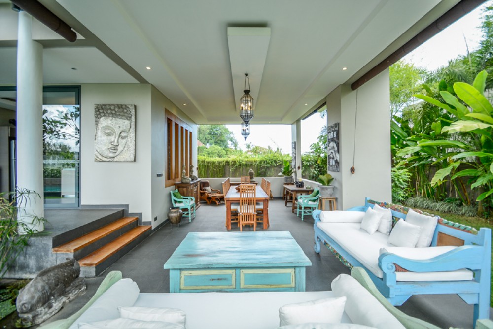 "Villa elegan dan bertingkat di Canggu