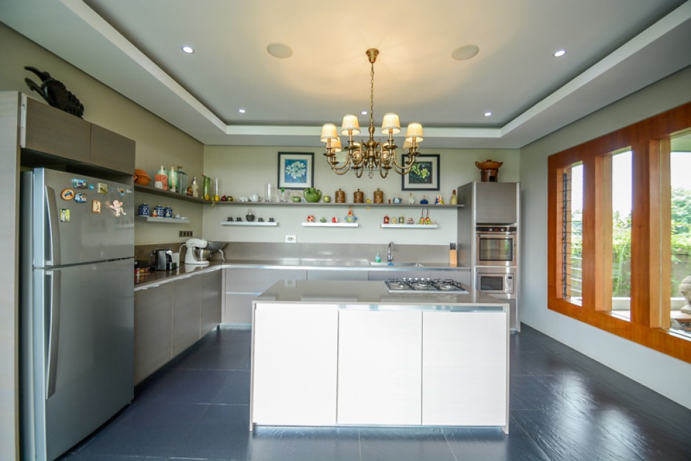 "Villa elegan dan bertingkat di Canggu