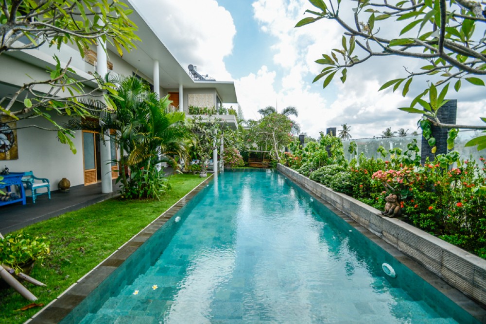 "Villa elegan dan bertingkat di Canggu