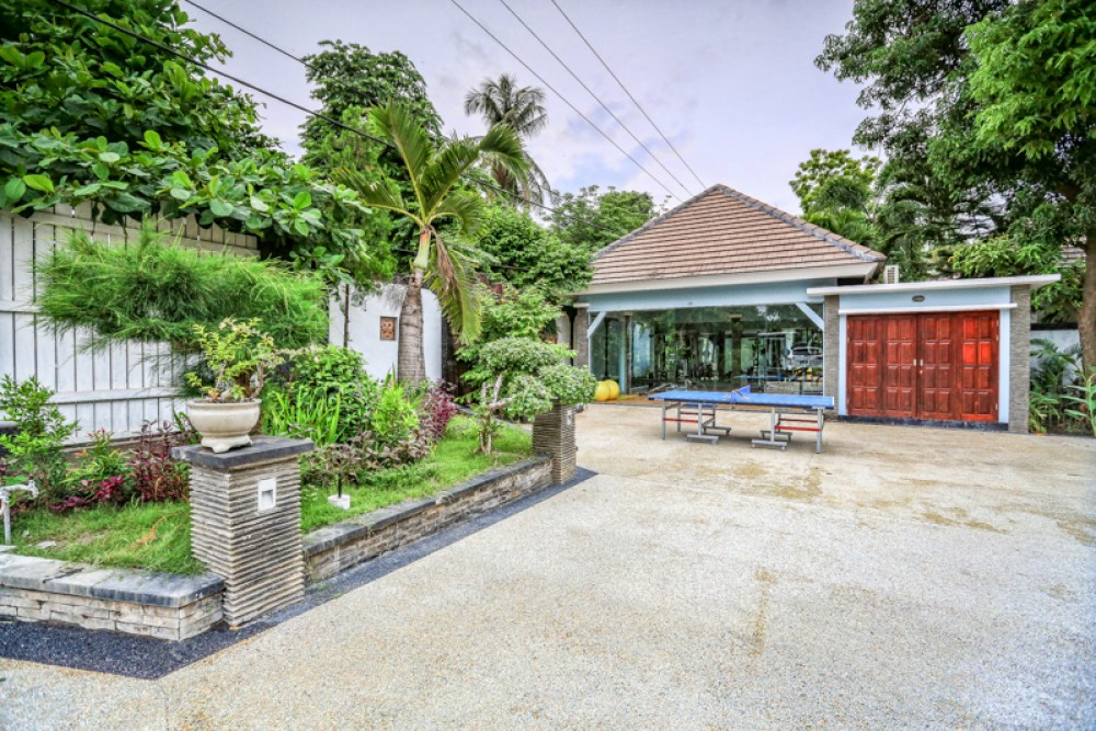 Amazing beachfront villa for sale in North Bali Kibarer Property