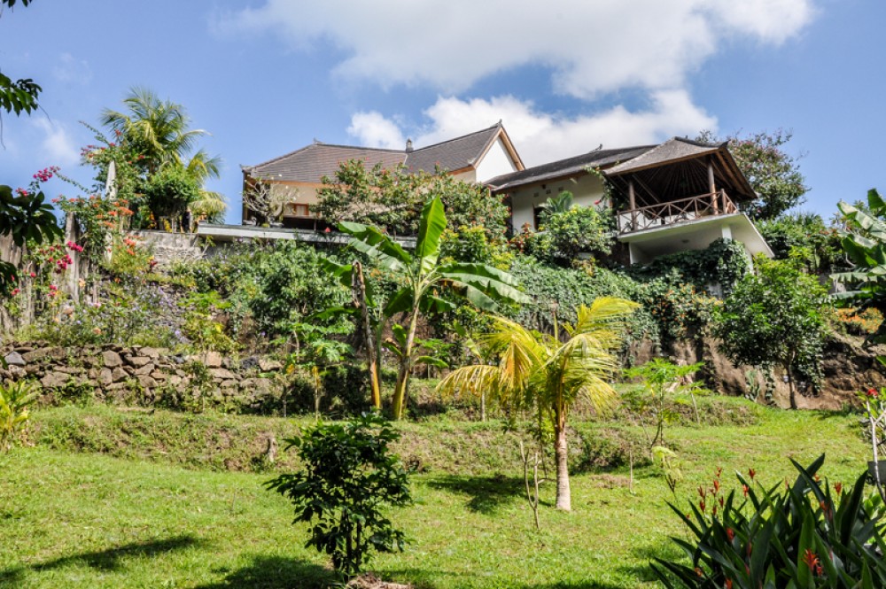 Villa bertingkat mewah dan anggun di kawasan Canggu