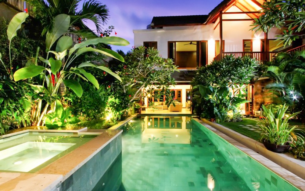 Meilleur emplacement quatre chambres villa à vendre à Seminyak