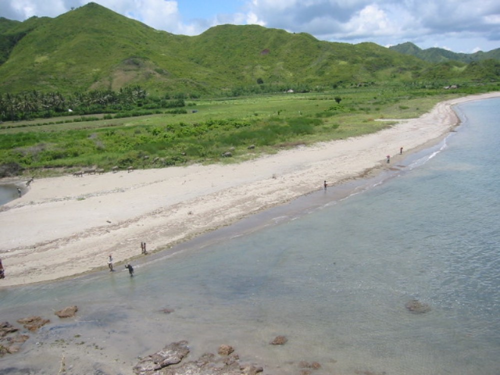 land with a spectacular beach view 