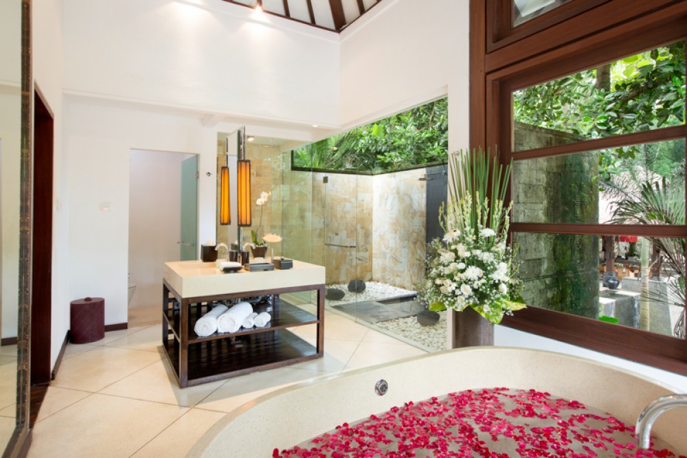 Luxurious villa with spacious land for sale in Canggu