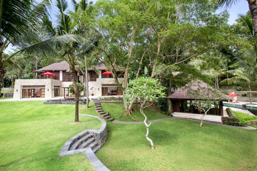 Luxurious villa with spacious land for sale in Canggu