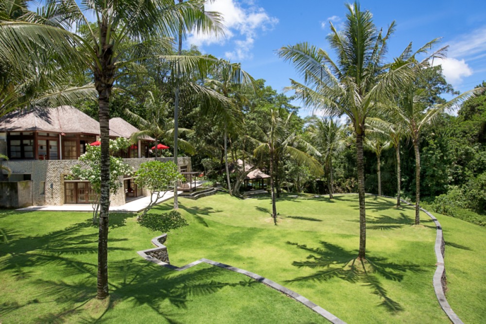 Luxurious villa with spacious land for sale in Canggu