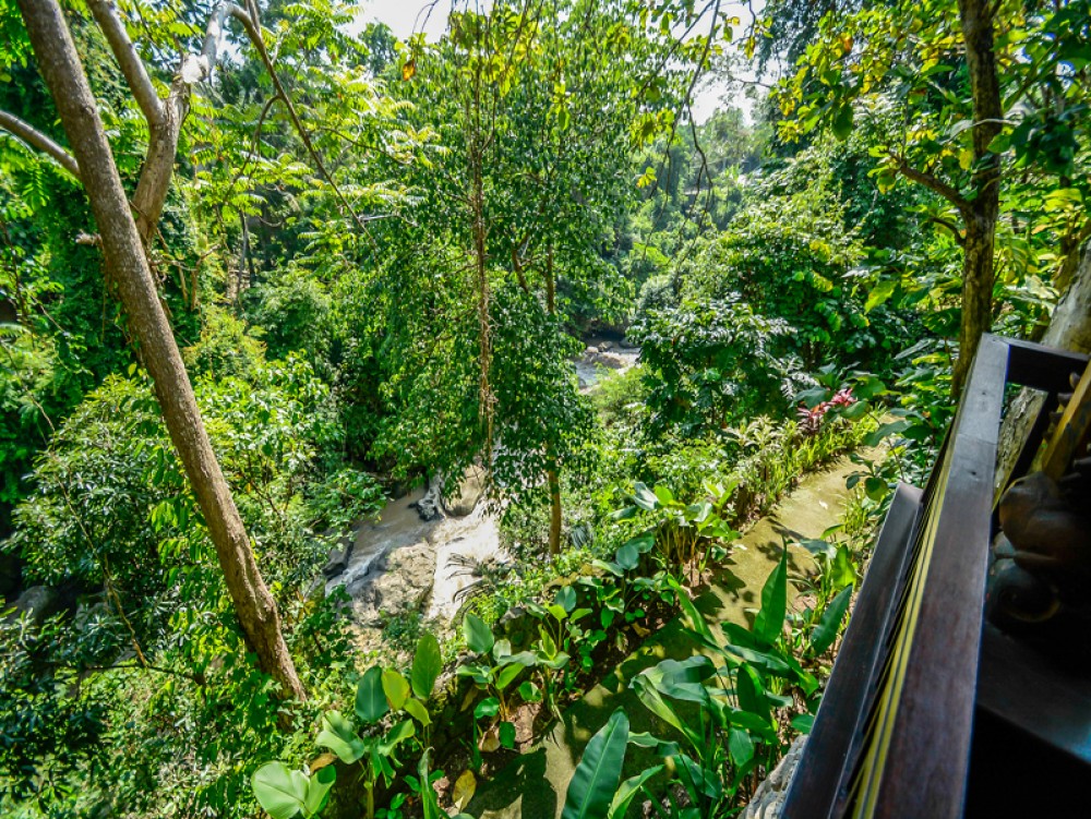 Villa cantik dengan pemandangan hutan dan sungai