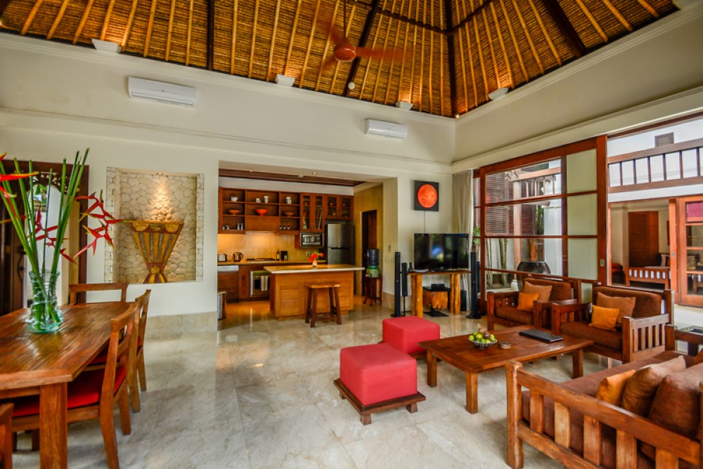 Villa tiga kamar tidur terbaik kompleks dijual di Jimbaran