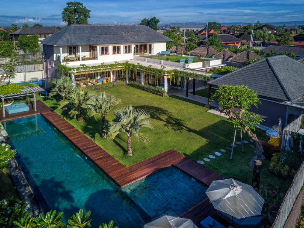 Stunning villa with spacious land for sale in Berawa ...
