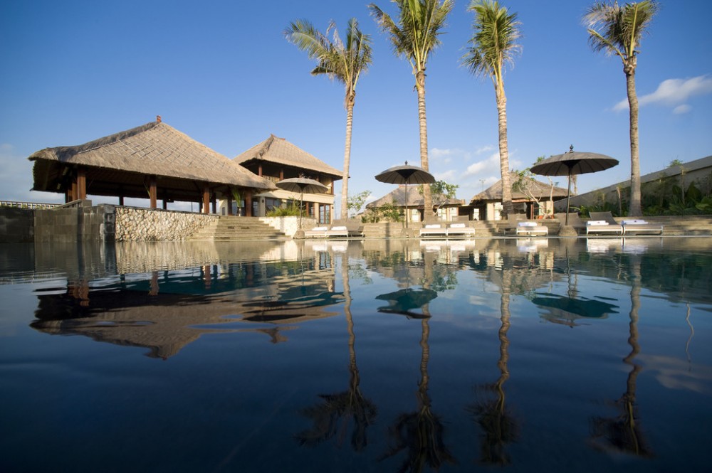 Amazing 5 Bedrooms Beachfront Real Estate in Canggu