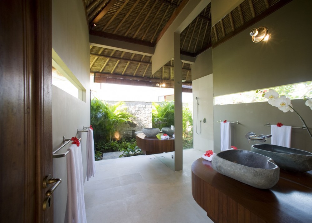 Amazing 5 Bedrooms Beachfront Real Estate in Canggu