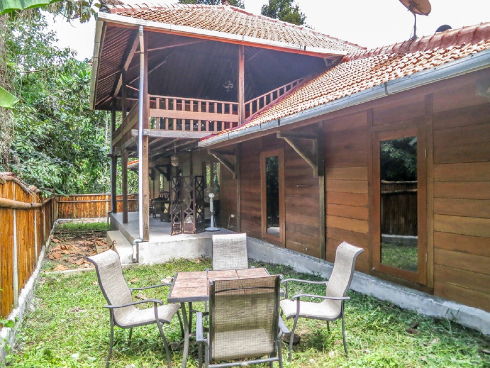 Villa traditionnelle en bois avec terrain spacieux à vendre à Tabanan