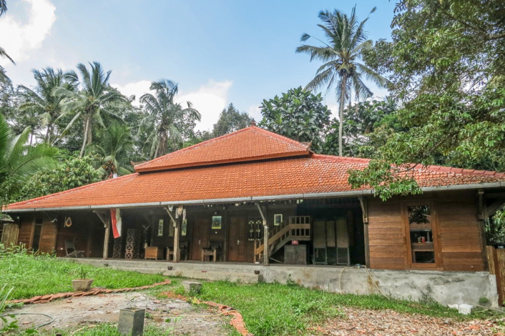 Villa traditionnelle en bois avec terrain spacieux à vendre à Tabanan