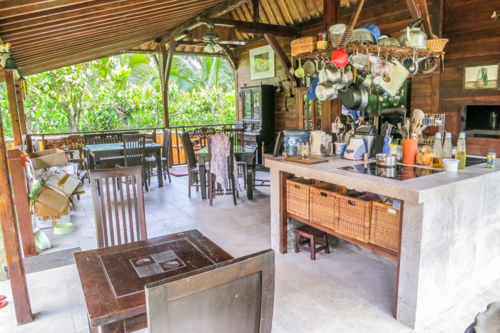 Villa traditionnelle en bois avec terrain spacieux à vendre à Tabanan