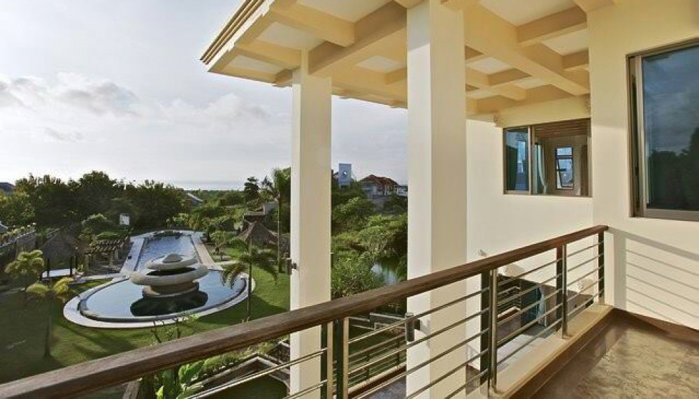 Menakjubkan tiga tingkat villa dengan pemandangan indah untuk dijual di Bukit