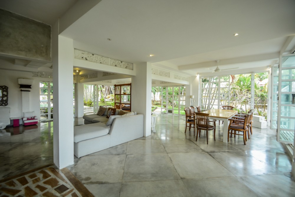 Belle villa de deux niveaux avec terrain spacieux à vendre à Berawa