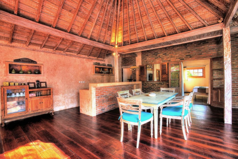 Tropical three bedrooms villa for sale in the heart of Seminyak