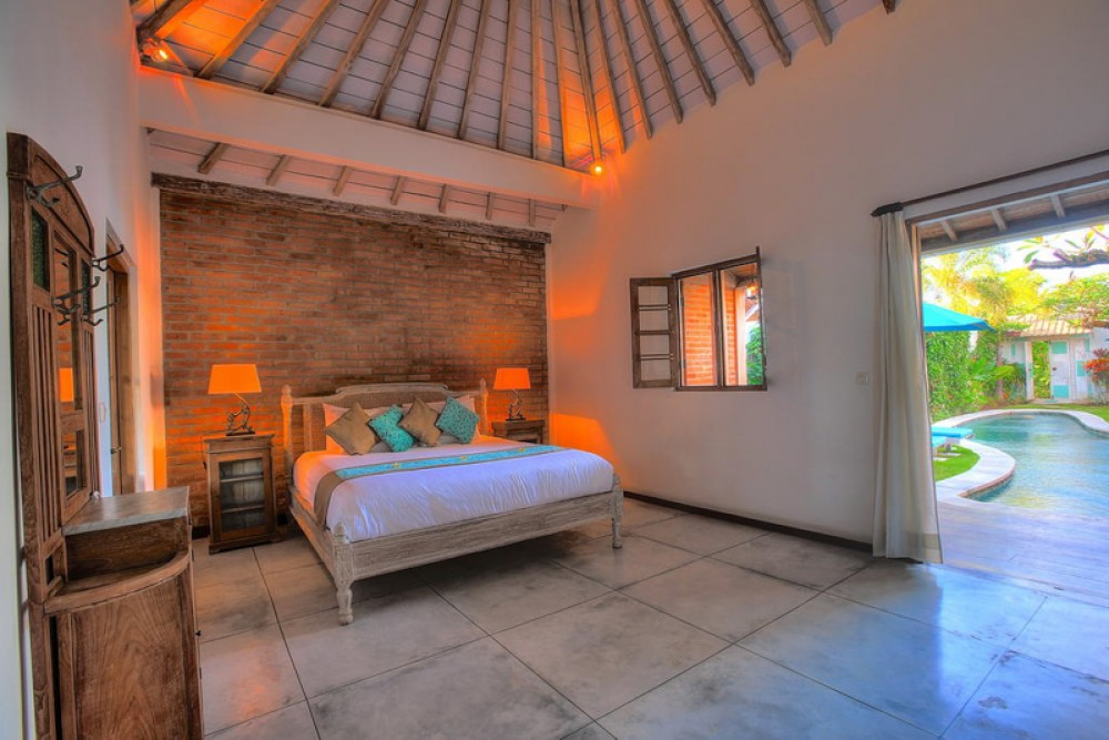 Tropical three bedrooms villa for sale in the heart of Seminyak