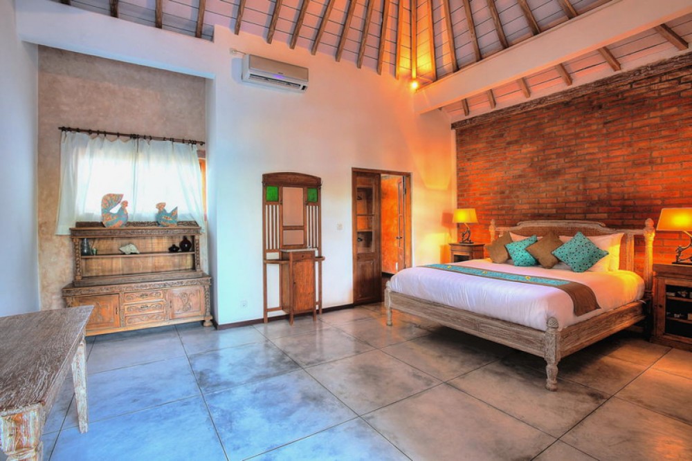 Tropical three bedrooms villa for sale in the heart of Seminyak