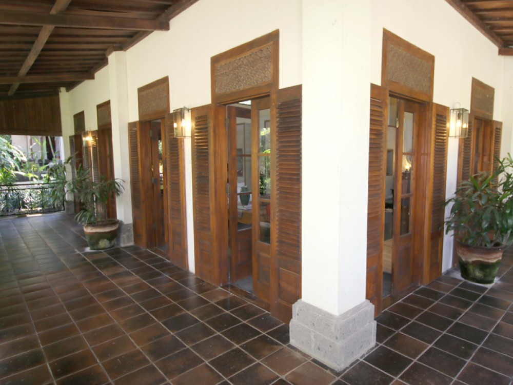 Canggu/Tumbak Bayuh - Gorgeous colonial inspired villa