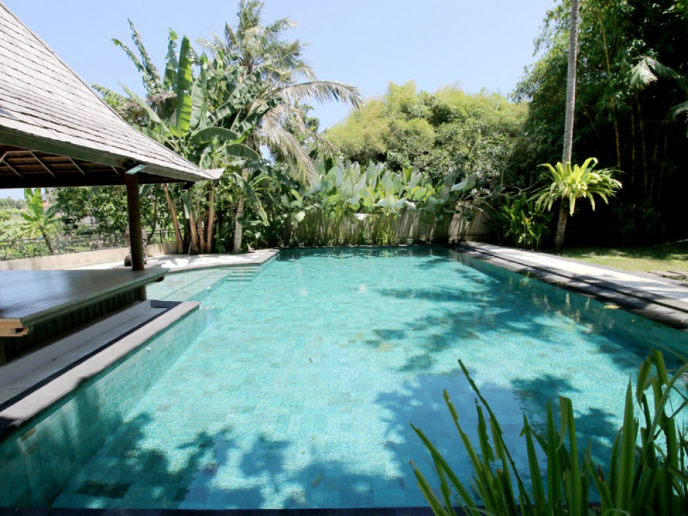 Canggu/Tumbak Bayuh - Villa bergaya kolonial yang indah