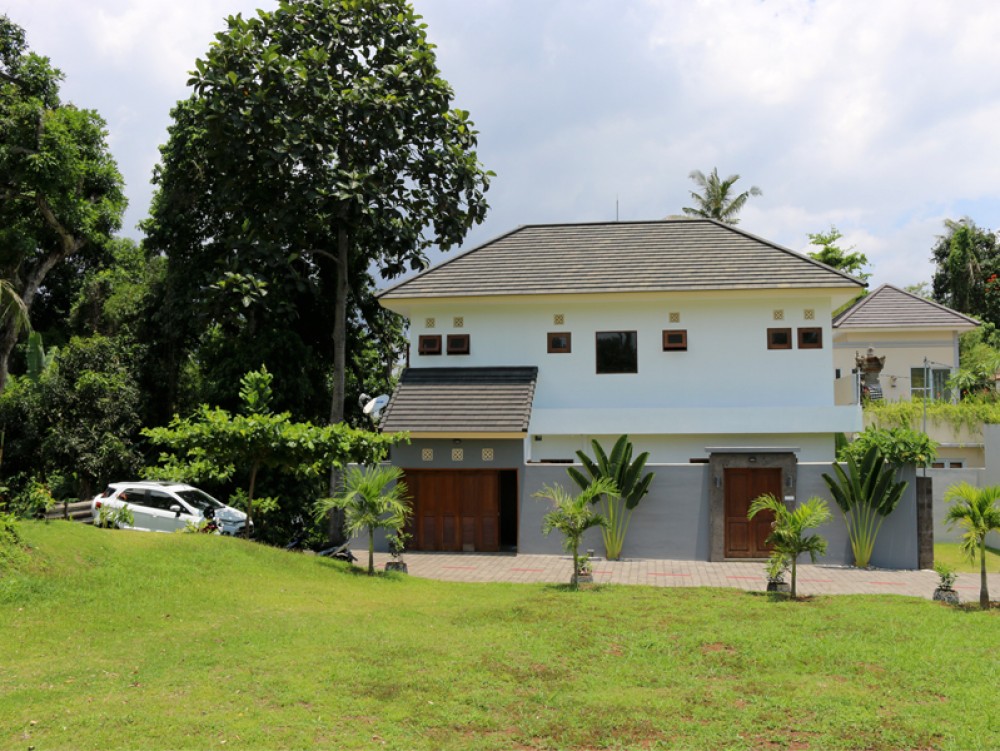 Tranquil modern freehold three-bedroom villa