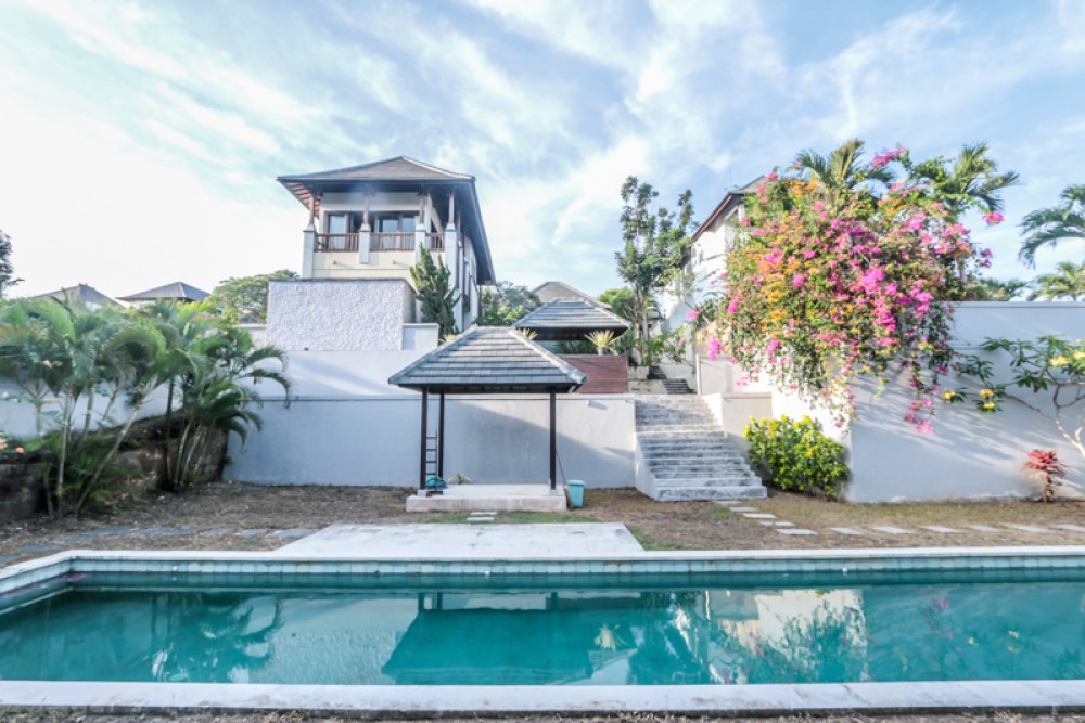 Spectaculaire Freehold Villa avec vue sur l'océan à vendre à Nusa Dua