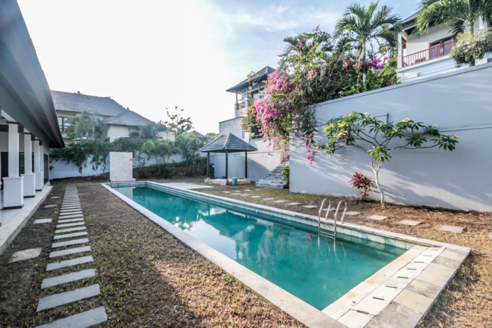 Spectaculaire Freehold Villa avec vue sur l'océan à vendre à Nusa Dua