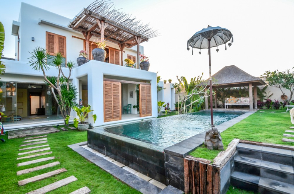 Villa Indah dengan Luas Tanah Dijual di lokasi utama Seminyak