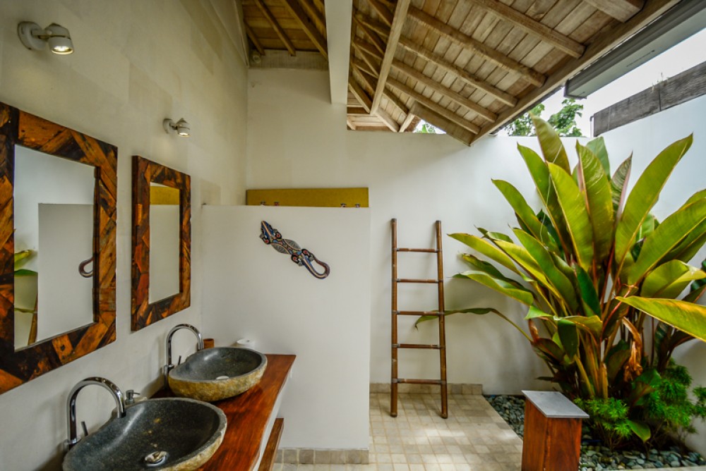 Charming Tropical Three Bedrooms villa dijual di Bukit