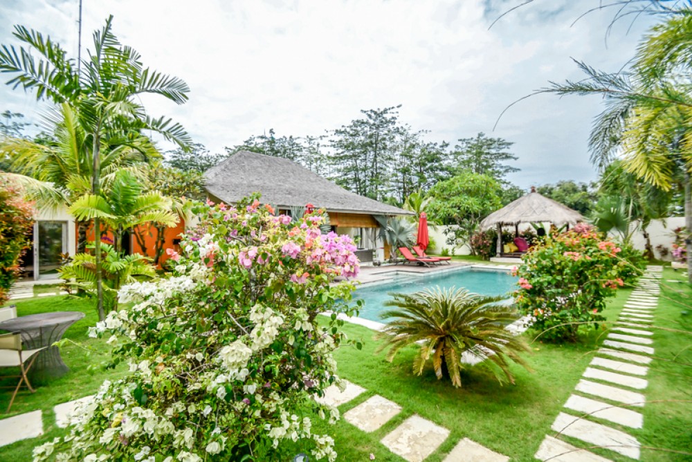 Charming Tropical Three Bedrooms villa dijual di Bukit