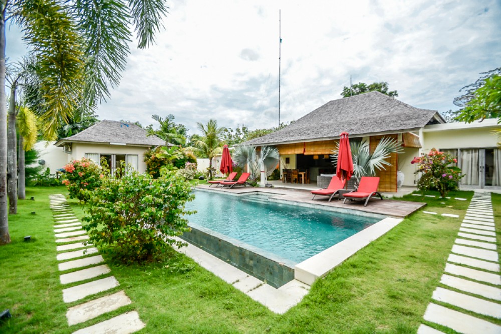 Charming Tropical Three Bedrooms villa dijual di Bukit