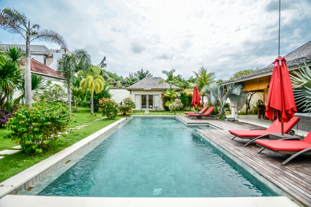 Charming Tropical Three Bedrooms villa dijual di Bukit