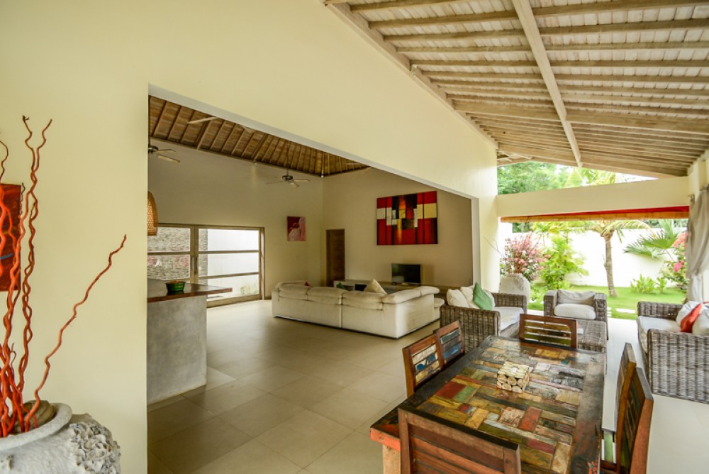 Charming Tropical Three Bedrooms villa dijual di Bukit